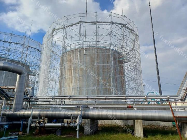 Fuel tank passive protection — dome configuration